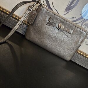 COACH Metallic Gunmetal Silver Leather TURNLOCK BOW Wristlet Wallet Clutch